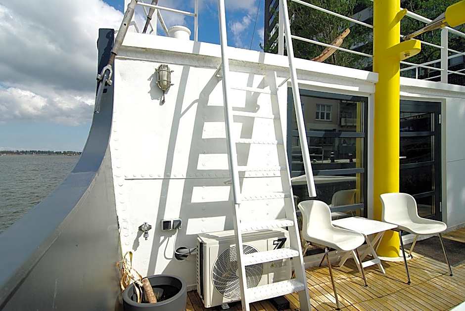 Magnificent houseboat with a stunning view!