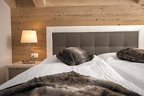 Deluxe Two-Bedroom Apartment with Balcony and Matterhorn View