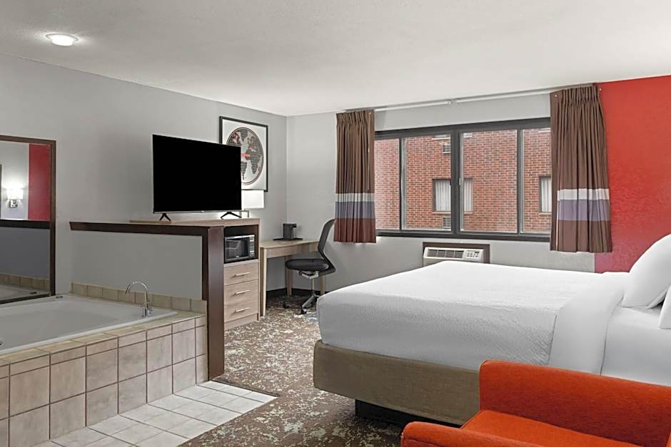 Ramada by Wyndham Cedar Rapids South