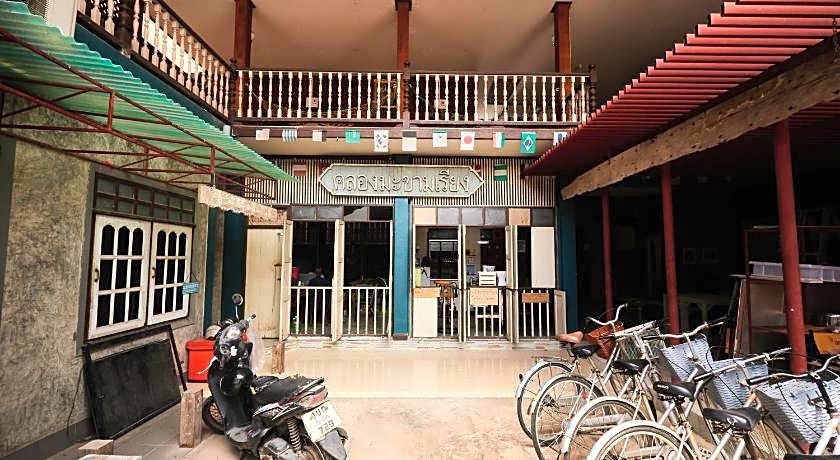 Chommuang Guest House At Ayutthaya.