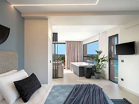 Superior Room with Spa Bath and Sea View with Balcony