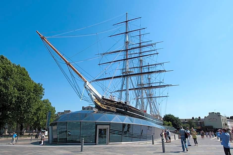 Canary Riverside Plaza Hotel