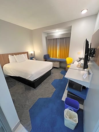 1 Queen Bed Room, Non-Smoking