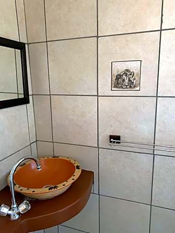 iMbamuweti Remote Self Catering Cottage