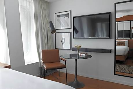 Family room with Courtyard View - 1 Queen Bed and 2 Twin Beds