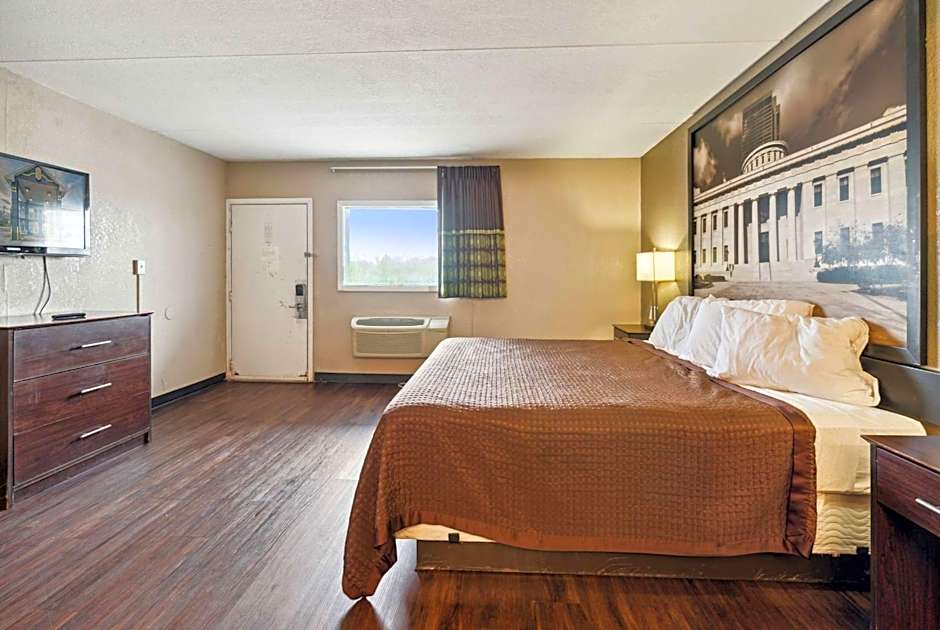 Super 8 by Wyndham Millbury/Toledo