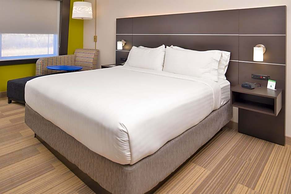 Holiday Inn Express & Suites Kansas City - Lees Summit By IHG