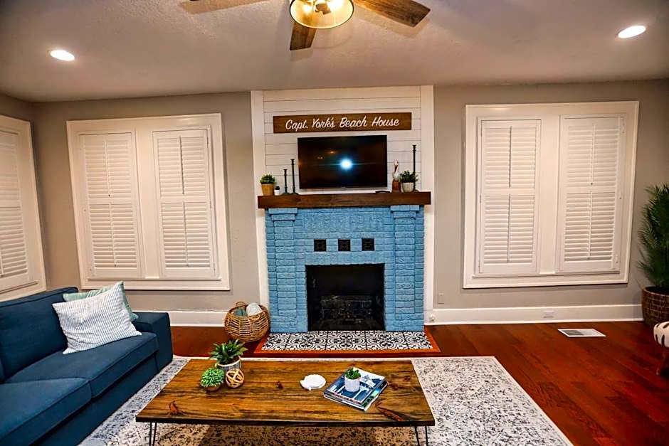 Historic Home Family Friendly Close to Seawall