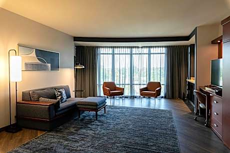 1 Bedroom 2 room Suite, 1 King, Sofa bed