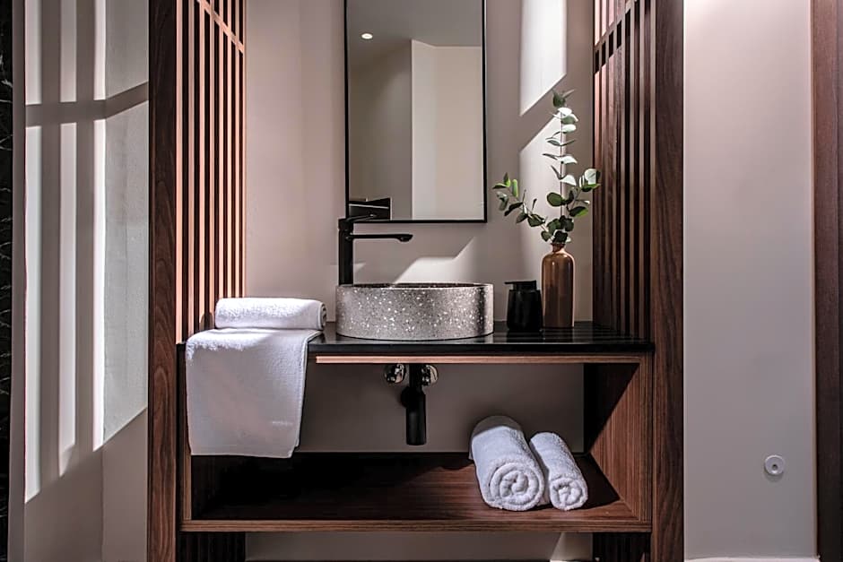 Everest Apartments and Suites