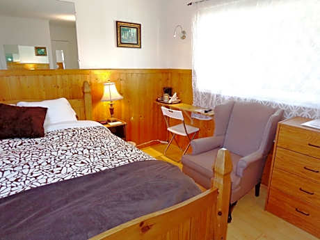 Queen Room with Lake View - Adults Only