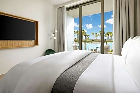 Deluxe Pool View, Guest room, 1 King, Pool view, Balcony