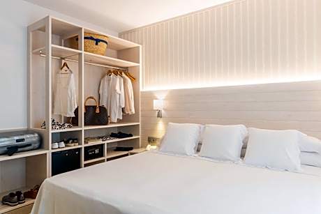 Monoparental Sea View Triple Room for 1 Adult and 2 Children