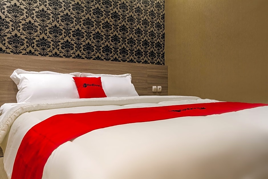 RedDoorz Plus @ Dipatiukur