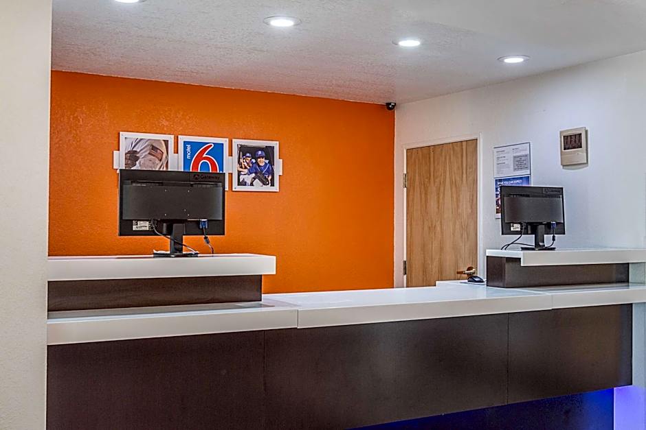 Motel 6-Mcalester, OK