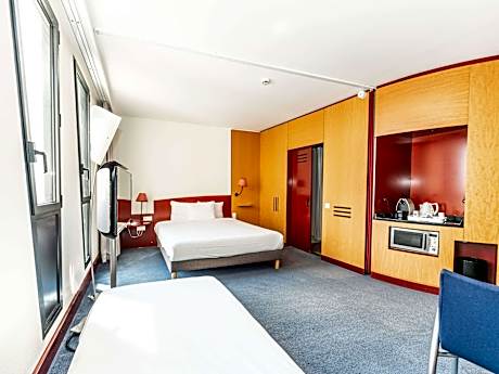 Suite with double bed and single