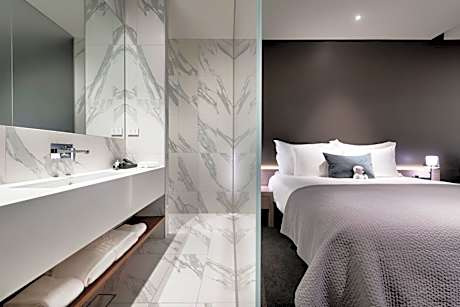 King Suite with Courtyard View