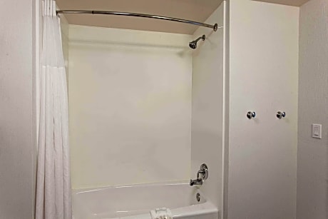 2 Queens Hearing Accessible Nonsmoking