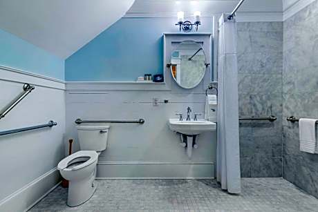 Efficiency Queen Suite - Accessible/Non-Smoking