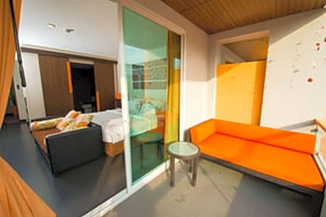 STYLISH ROOM POOL VIEW