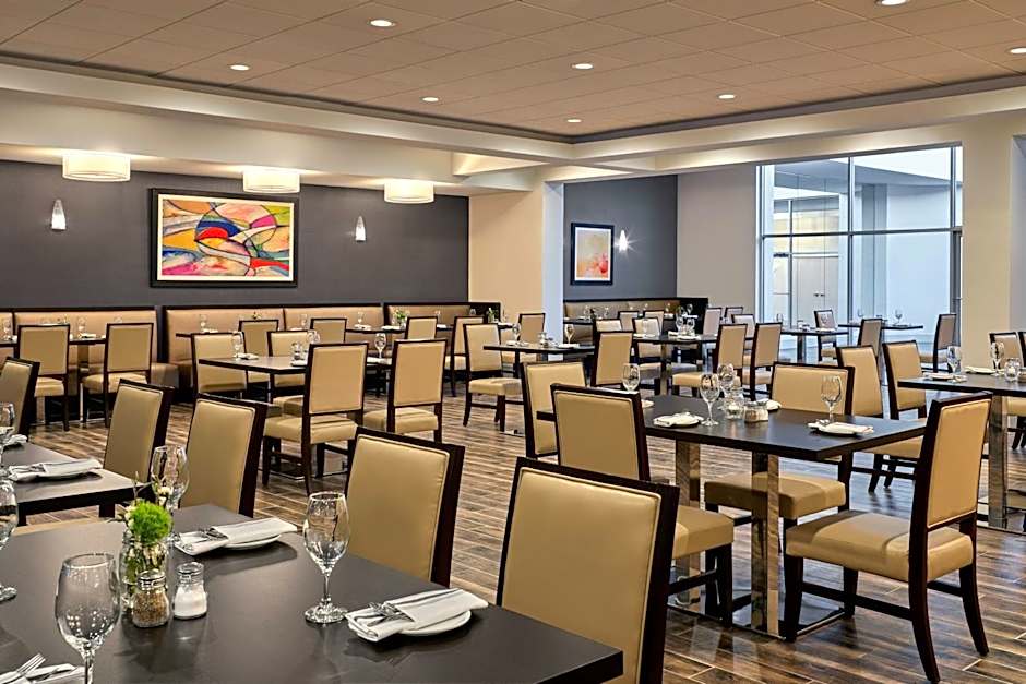 Delta Hotels by Marriott Chicago Willowbrook