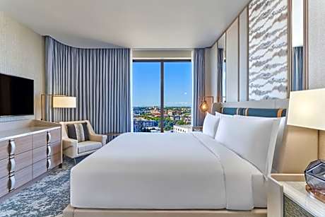 Executive One-Bedroom Suite with Tub - Mobility Accessible/Club Level
