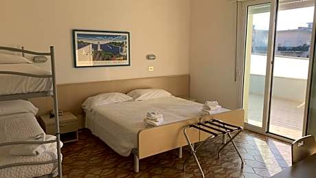 Family Room (2 Adults + 2 Children)