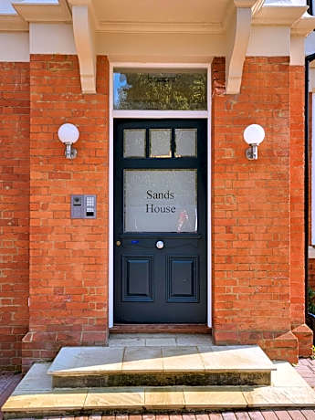 Sands House - luxury modern studios with secure parking in Epsom, Surrey