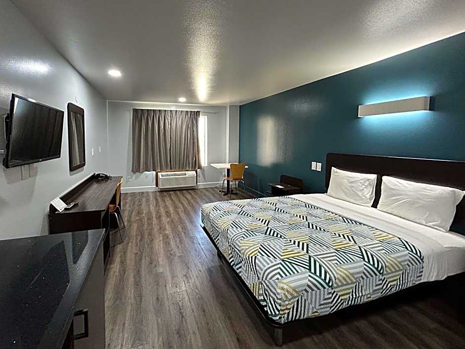 Studio 6 Suites Hesperia, CA West Main Street I 15