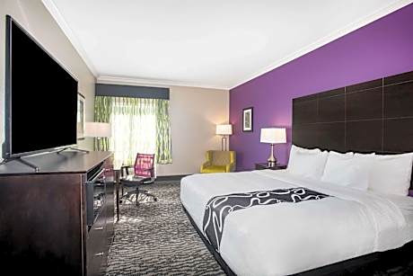 King Room with Bath Tub - Mobility/Hearing Accessible - Non-Smoking