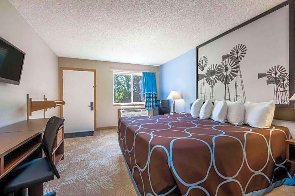 Super 8 by Wyndham Beloit