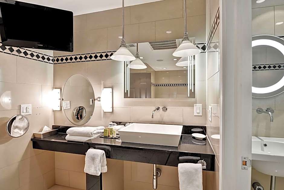 The Cincinnatian Hotel, Curio Collection by Hilton