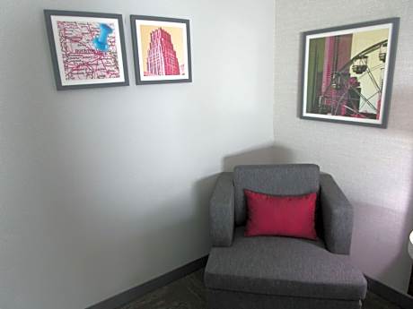 1 King Bed Non-Smoking Work Desk Microwave And Mini-Refrigerator Wi-Fi Full Breakfast