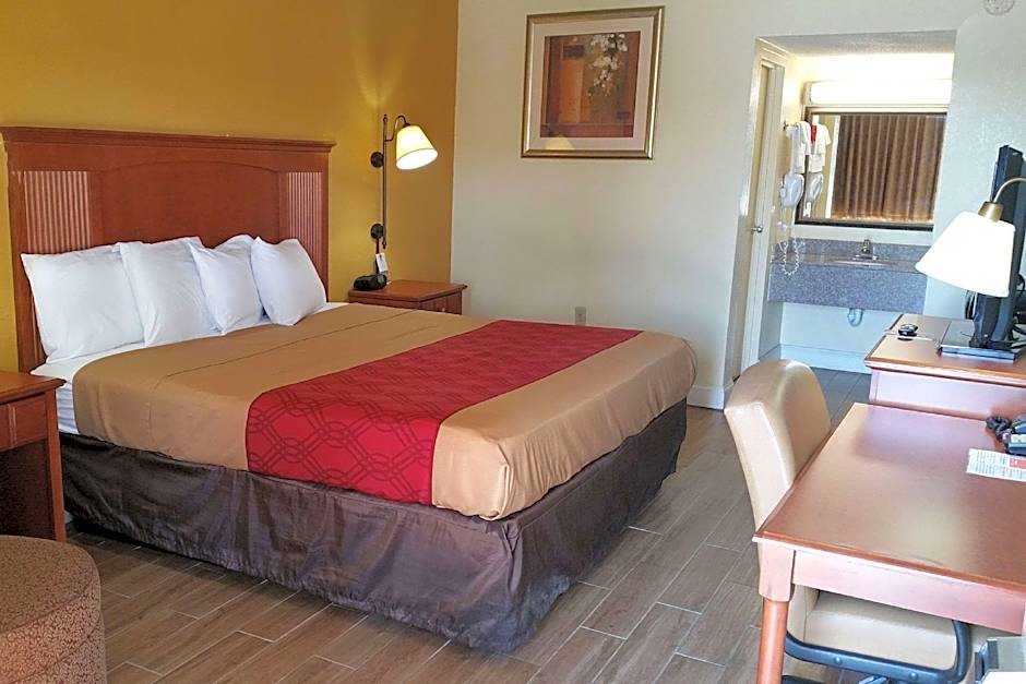 Econo Lodge Byron near Historic District - Warner Robins