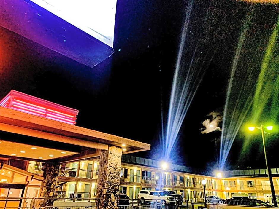 Econo Lodge Inn & Suites