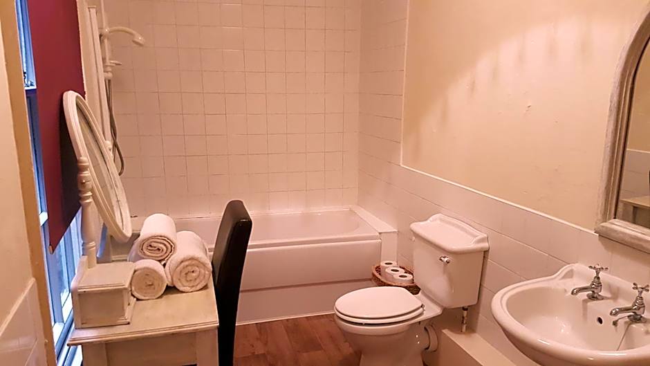 Lil's On The Waterfront