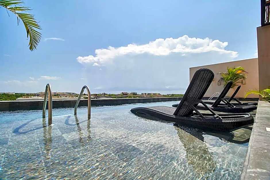 Frida's Artsy Condo with own mural, outdoor tub & rooftop pool