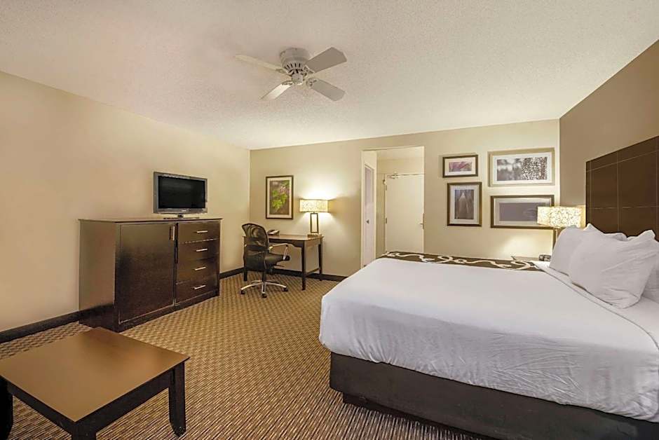 La Quinta Inn & Suites by Wyndham Cleveland Macedonia