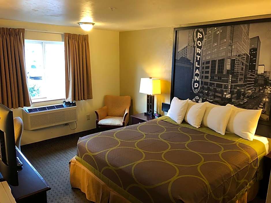Super 8 by Wyndham Woodburn
