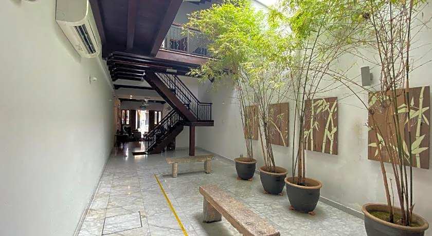 Heeren Straits Hotel