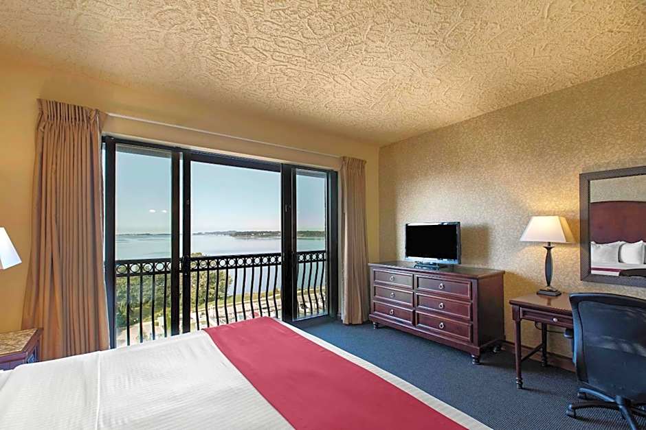 Shoreline Inn & Conference Center, an Ascend Collection Hotel