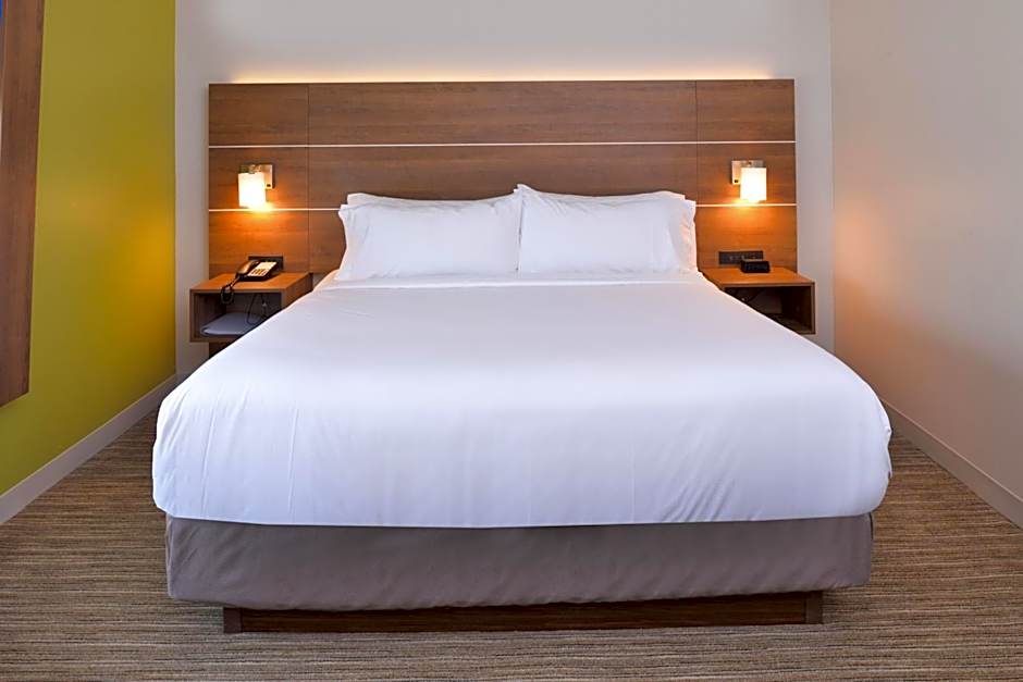 Holiday Inn Express & Suites Omaha - 120th and Maple By IHG