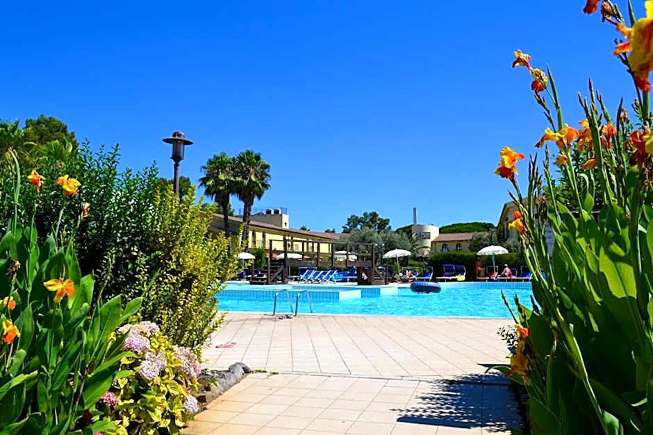 Hotel with swimming-pool in Arborea just 600 meters from the sea