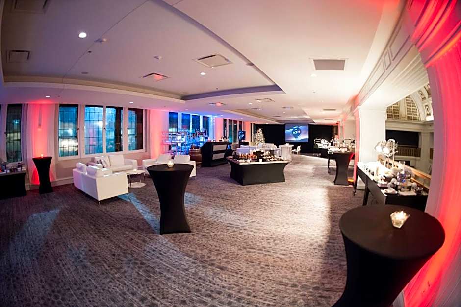 Renaissance by Marriott Cincinnati Downtown Hotel