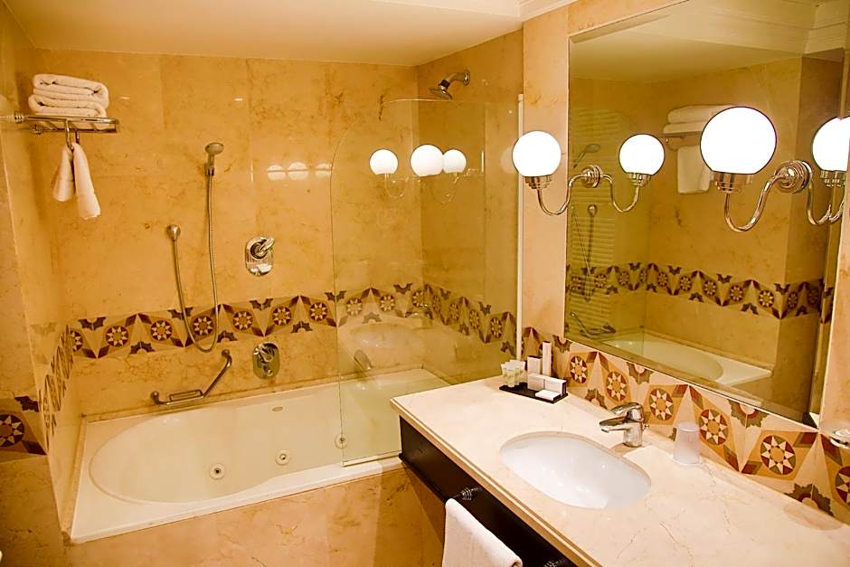 Warwick Palm Beach Hotel