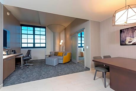 Suite, 2 Bedrooms (1 King Bed)