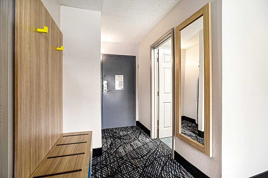Days Inn & Suites by Wyndham Norton Shores/Muskegon