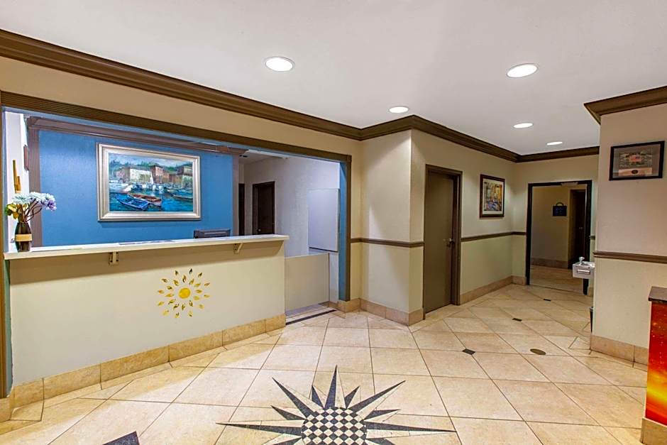 Days Inn & Suites by Wyndham Webster NASA-ClearLake-Houston