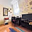 Poet's Theme Room, Free Parking