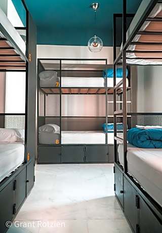 Single Bed in Mixed Dormitory Room (8 Adults)